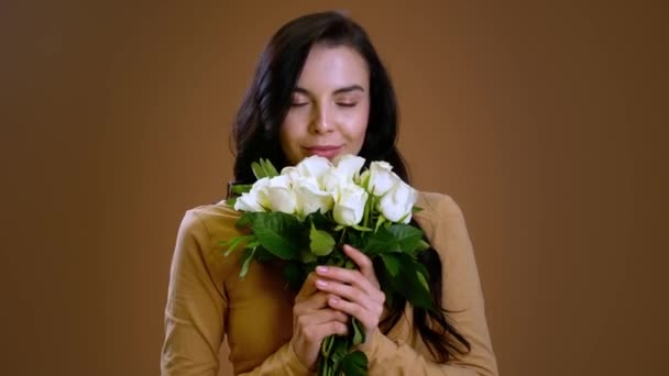 Hermosa Mujer Joven Con Ramo Rosas Blancas Sobre Fondo Color — Vídeo de stock