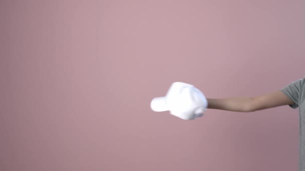Junge Frau Probiert Stylische Mütze Vor Farbigem Hintergrund — Stockvideo