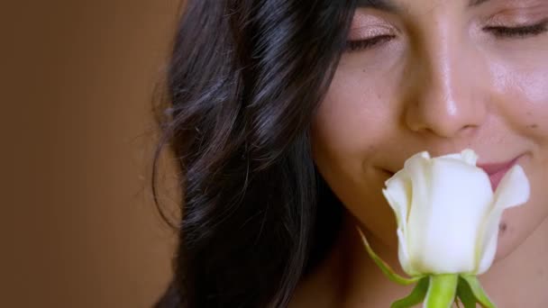 美丽的年轻女子 白玫瑰 — 图库视频影像