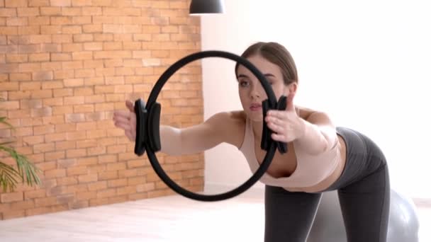 家で同心円状のリングとスポーティ若い女性のトレーニング — ストック動画