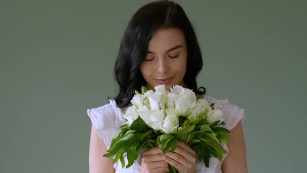 Piękna Młoda Kobieta Bukietem Białych Róż Tle Koloru — Wideo stockowe