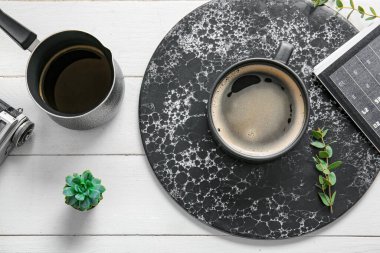 Beyaz ahşap arkaplanlı bir fincan kahve.