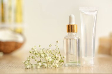 Ahşap masada doğal kozmetik ürünleri