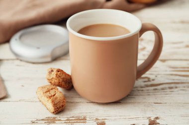 Kurabiyeli bir fincan kahve.