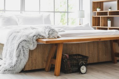 Modern yatak odasının iç dekorasyonu.