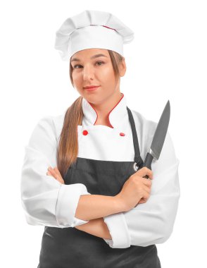 Beyaz arka planda bıçaklı genç bir kadın şef.