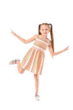 Beyaz arka planda sevimli küçük kız.