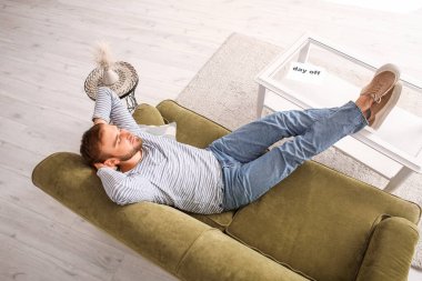 Tembel adam izin gününü evde geçiriyor.