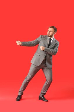 Genç iş adamı renk geçmişiyle ilgili bir şey çekiyor.