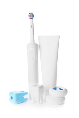 Beyaz arka planda ağız temizliğine ayarlı