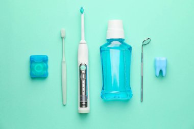 Renk arkaplanındaki ağız temizliğine ayarlı