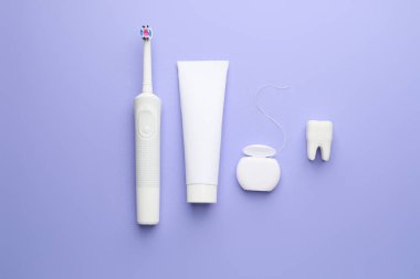 Renk arkaplanındaki ağız temizliğine ayarlı