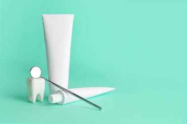 Arkaplanda yapıştırıcı bulunan diş aynası