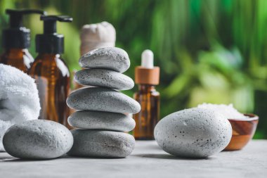 Dışarıdaki masada harika bir spa kompozisyonu var.