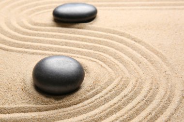 Kumda çizgileri olan taşlar. Zen kavramı