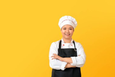 Renkli arkaplanda güzel bir Asyalı şef