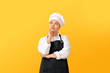 Renkli arka planda düşünceli Asyalı şef.