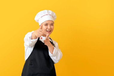 Güzel Asyalı şef renk arka planında izleyiciye işaret ediyor