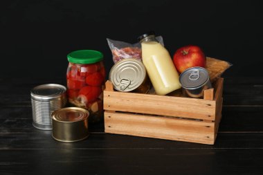Koyu arkaplanda ürünleri olan bağış kutusu