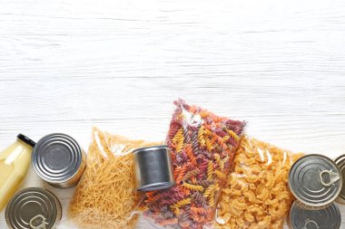 Ahşap arka planda farklı ürünler. Bağış konsepti