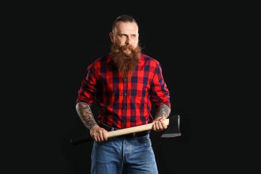 Esmer arka planda yakışıklı bir oduncu