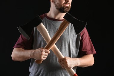 Esmer arka planda yakışıklı bir oduncu