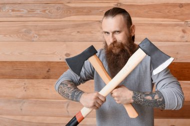 Tahta arka planda yakışıklı bir oduncu.