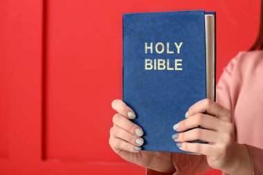 İncil 'in arka planında genç bir kadın