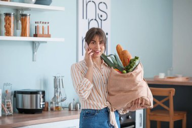 Marketten taze ürünlerle gelen genç bir kadın.