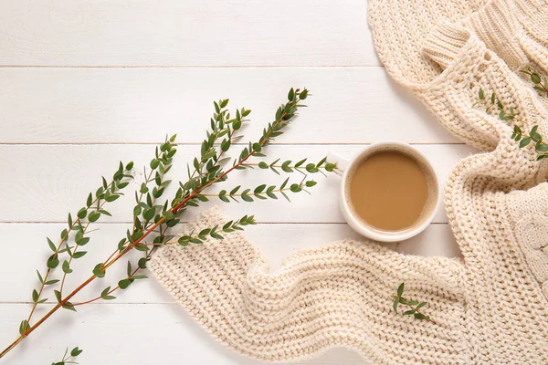 Beyaz ahşap arka planda bir fincan kahve.