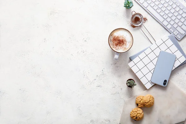 Composición Plana Con Taza Café Sobre Fondo Blanco — Foto de Stock