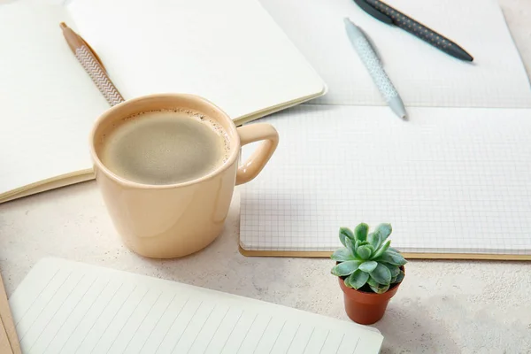 Чашка Кофе Ноутбуками Белом Фоне — стоковое фото