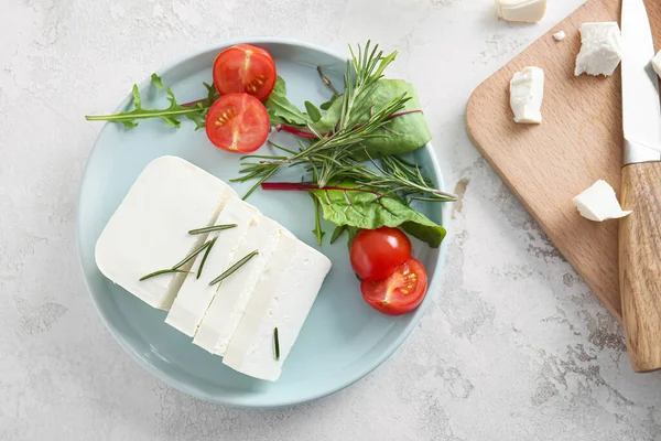 Lekkere Feta Kaas Met Kruiden Tomaat Witte Achtergrond — Stockfoto