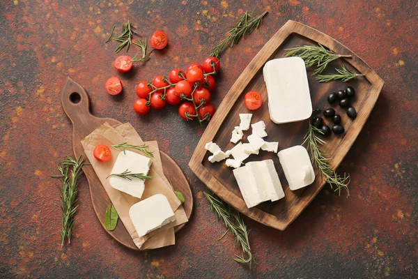 Chutný Sýr Feta Olivami Rajčaty Bylinkami Barevném Pozadí — Stock fotografie