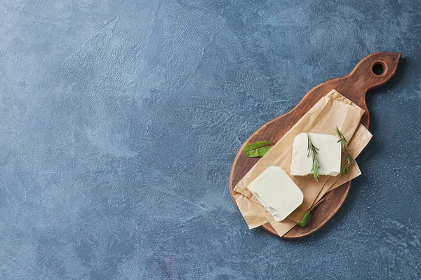 濃い背景のおいしいフェタチーズ — ストック写真