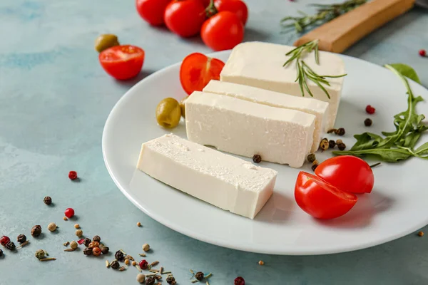 Queijo Feta Saboroso Com Azeitonas Tomate Especiarias Fundo Cor — Fotografia de Stock