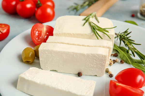 Queijo Feta Saboroso Com Tomate Especiarias Prato — Fotografia de Stock