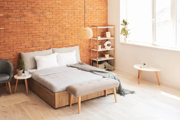 Modern yatak odasının iç dekorasyonu.