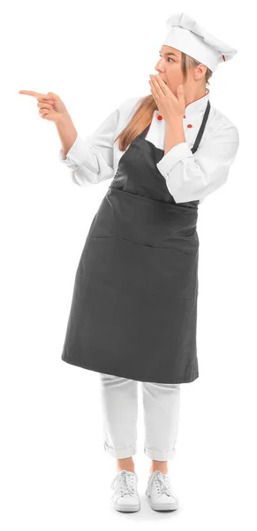 Geschokte Vrouwelijke Chef Kok Wijzen Iets Witte Achtergrond — Stockfoto
