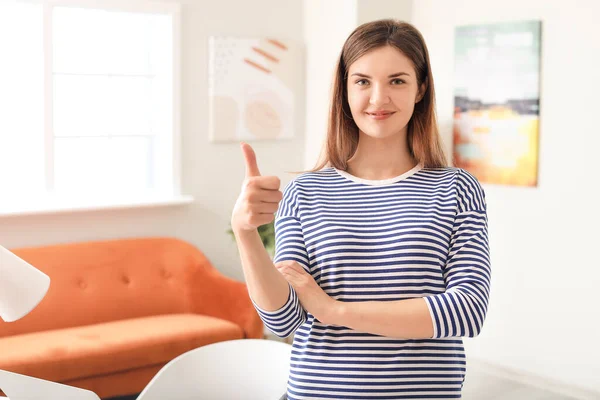 Vacker Ung Kvinna Visar Tummen Upp Gest Hemma — Stockfoto