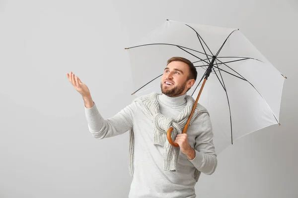 Hezký Mladý Muž Deštníkem Světlém Pozadí — Stock fotografie