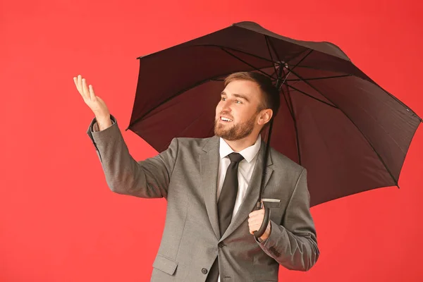 Hombre Negocios Guapo Con Paraguas Sobre Fondo Color — Foto de Stock