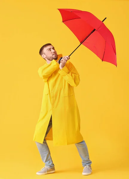 Joven Guapo Con Paraguas Sobre Fondo Color — Foto de Stock