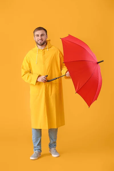 Joven Guapo Con Paraguas Sobre Fondo Color — Foto de Stock
