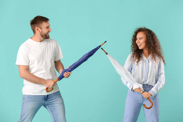 Feliz Pareja Joven Con Sombrillas Fondo Color — Foto de Stock