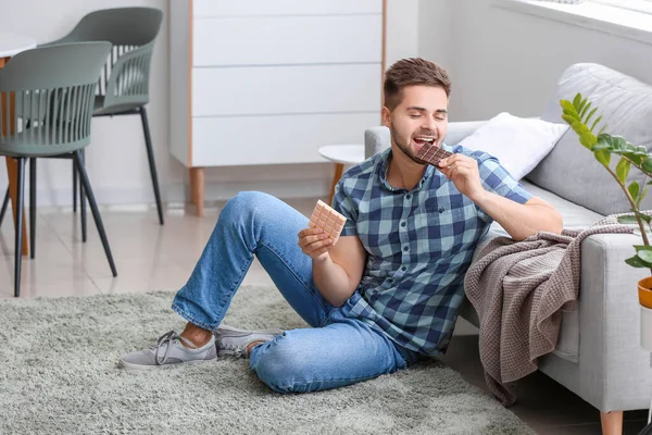 Knappe Jongeman Met Lekkere Chocolade Thuis — Stockfoto