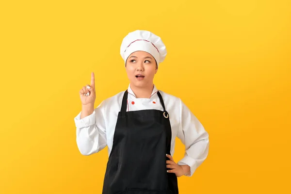 Krásný Asijský Kuchař Zdviženým Ukazováčkem Barevném Pozadí — Stock fotografie