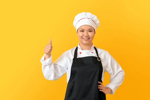 Hermoso Chef Asiático Mostrando Gesto Pulgar Hacia Arriba Fondo Color — Foto de Stock