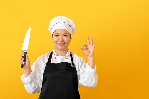 Hermoso Chef Asiático Con Cuchillo Mostrando Gesto Sobre Fondo Color —  Fotos de Stock