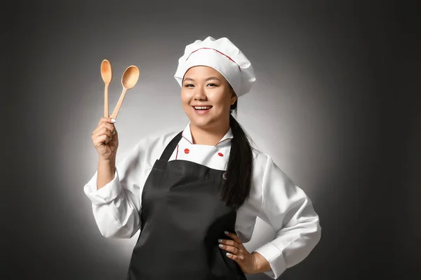 Hermoso Chef Asiático Con Cucharas Sobre Fondo Oscuro —  Fotos de Stock